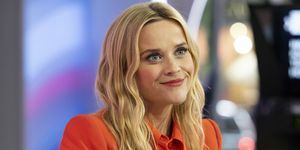 reese witherspoon sentada en un televisor