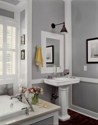 baño acabado blanco y gris