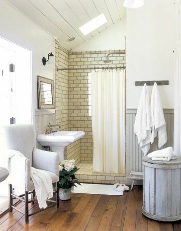 baño blanco con piso de madera
