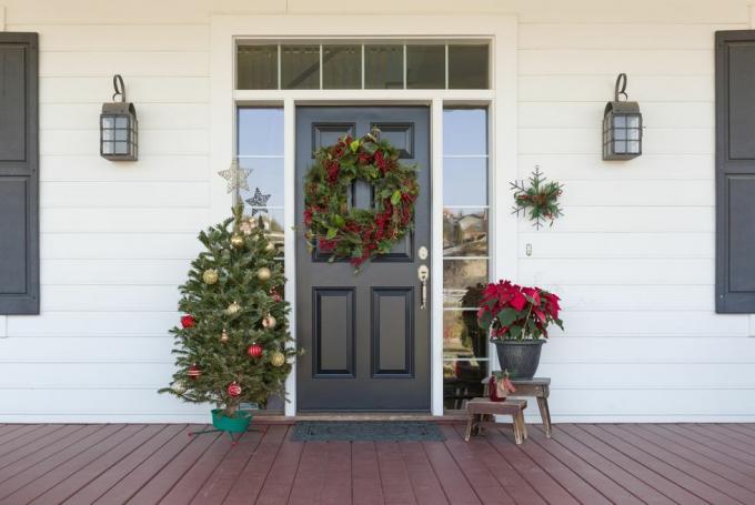 Adornos navideños en la puerta de entrada de la casa.