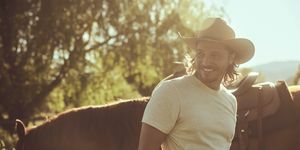 luke grimes con caballo