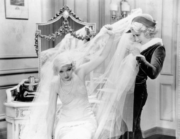 La actriz cómica estadounidense Joan Blondell 1909 1979 lucha con el incómodo velo de un vestido de novia en una escena de una película desconocida. Foto de Hulton ArchiveGetty Images.