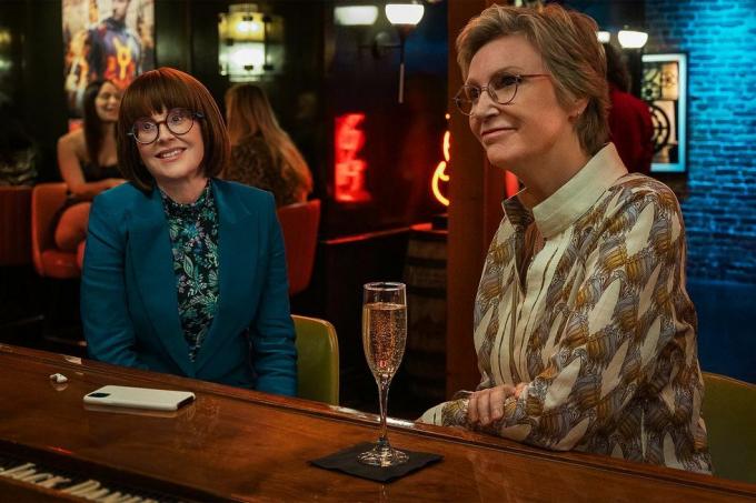 megan mullally como lydia y jane lynch como constance en el bar en una escena de party down escena 3