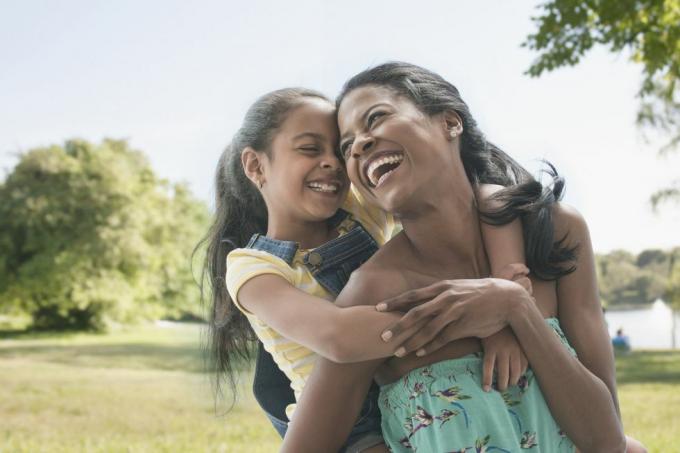 madre e hija hispanas jugando en el parque