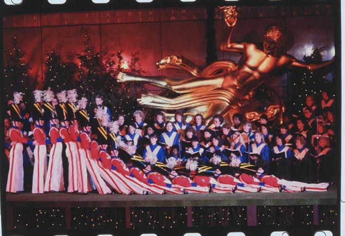 título original nueva york, nueva york las rockettes realizan el desfile de los soldados de madera en el radio city music hall