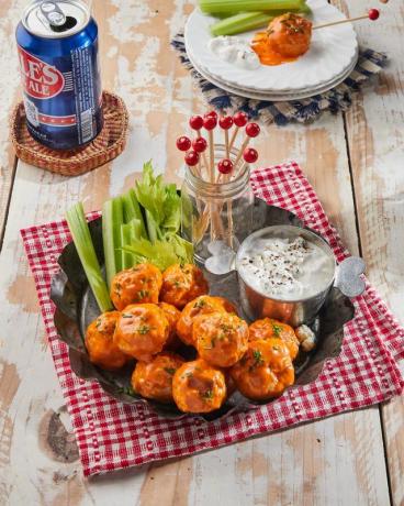 albóndigas de pollo de búfalo en un plato con salsa