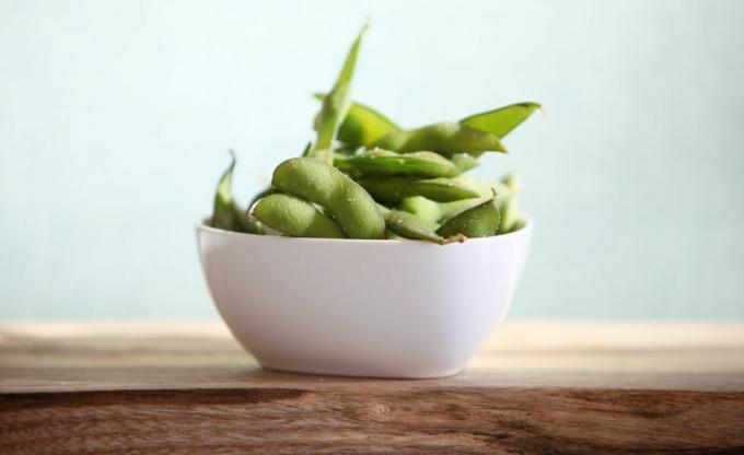 Edamame en un plato blanco