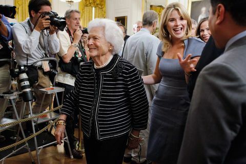 George W. Bush y Laura Bush asisten a la presentación en la Casa Blanca de sus retratos