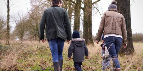 Familia en paseo de invierno en campo juntos