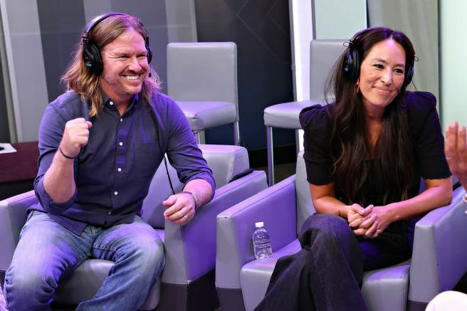 hoda kotb presenta un evento de radio today show con magnolia's chip y joanna gaines en el estudio fishbowl de siriusxm en la ciudad de nueva york