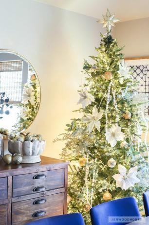 decoraciones blancas del árbol de navidad de la flor de pascua 