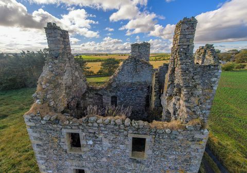 Castillo escocés histórico, castillo de Knockhall, en venta £ 130,000