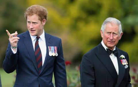 londres, reino unido 09 de junio embargado para su publicación en periódicos del reino unido hasta 48 horas después de la fecha y hora de creación prince harry y prince charles, príncipe de gales asiste al certamen gurkha 200 en el royal hospital chelsea el 9 de junio de 2015 en londres, inglaterra foto por max imágenes de mumbyindigogetty