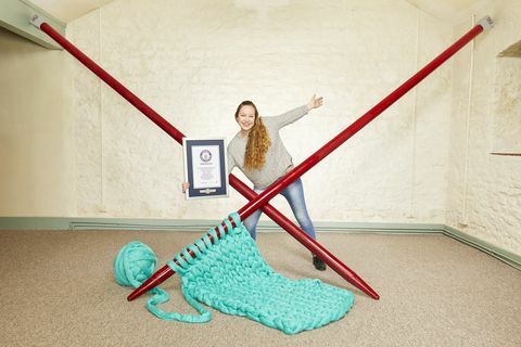 Elizabeth Bond rompe el récord mundial Guinness para las agujas de tejer más grandes.