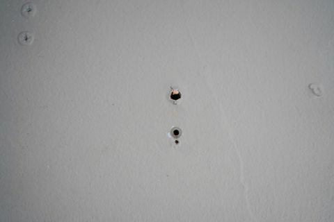 pequeños agujeros de perforación en una pared