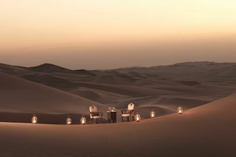 millas de desierto ininterrumpido en las afueras de abu dhabi