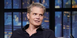 Timothy Olyphant en la noche con Seth Meyers temporada 10 poco después de terminar la producción de Justified City Primeval