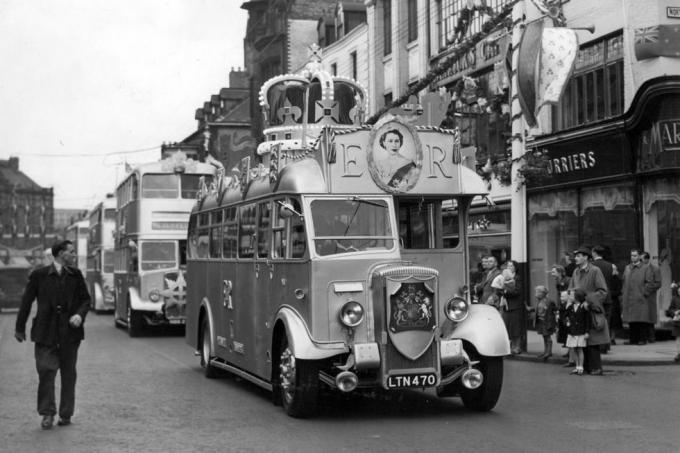 Coronación de la reina Isabel II la corporación de los ayuntamientos de Newcastle autobús de un solo piso que estará a la vista durante las festividades de coronación la inauguración oficial de la Calles decoradas en Newcastle la procesión de autobuses decorados pasando por la calle Northumberland 29 de mayo de 1953 foto de ncj kemsleyncj archivemirrorpix vía getty imágenes