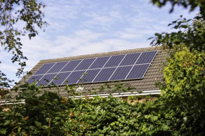 Casa suburbana inglesa con paneles solares en el techo.