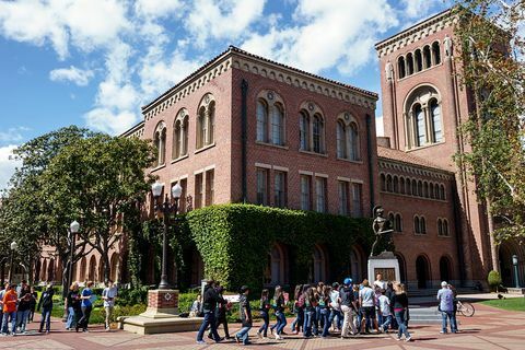 Estudiantes adolescentes haciendo un recorrido por la Universidad del Sur de California.