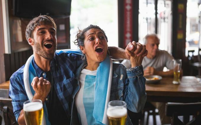 Ideas para una segunda cita en pareja en un bar deportivo.