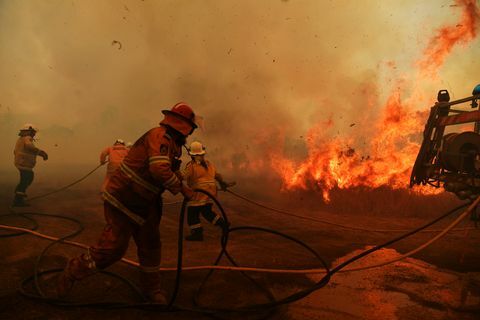 Los incendios forestales continúan quemándose en Nueva Gales del Sur a medida que las condiciones catastróficas de incendios disminuyen