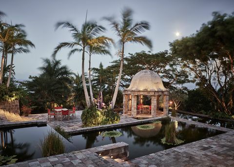 Área de patio al aire libre en el Golden Rock Inn, con sede en Nevis 