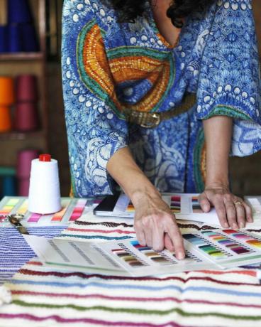 Los textiles creados con lanzadera en telares de pedal tienen una larga tradición en Oaxaca, México. Los telares de pedal no producen huella de carbono ya que no utilizan electricidad.