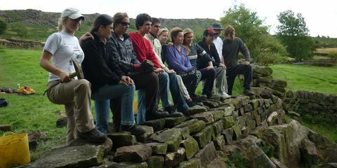 Equipo de voluntarios muros de piedra seca