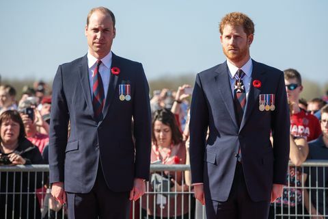 vimy, francia 09 de abril l r el príncipe william, duque de cambridge y el príncipe harry llegan al memorial nacional canadiense de vimy el 9 de abril de 2017 en vimy, francia el príncipe de gales, el duque de cambridge y el príncipe harry junto con el primer ministro canadiense justin trudeau y el presidente francés francois hollande asisten al servicio conmemorativo del centenario en el vimy nacional canadiense memorial la batalla de vimy ridge se libró durante la primera guerra mundial como parte de la fase inicial de la batalla de arras, aunque liderada por los británicos, se libró principalmente por el cuerpo canadiense foto de jack taylorgetty images