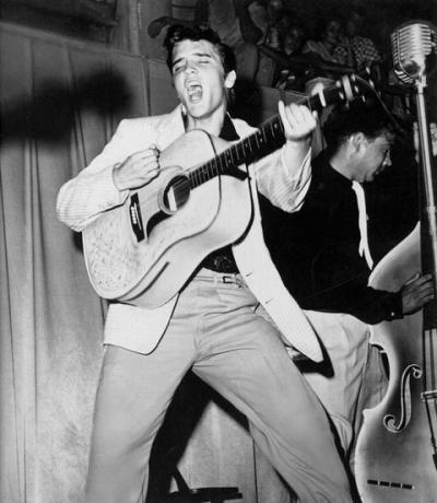 Elvis Presley actuando en Fort Homer Hesterly Armory en Tampa, Florida, el 31 de julio de 1955