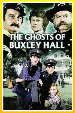 Un póster de la película Los fantasmas de Buxley Hall con tres fantasmas mayores en la parte superior y dos niños cadetes y una niña en la parte inferior con su escuela en el fondo