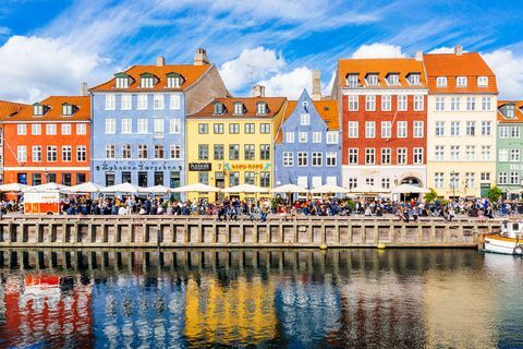 casas multicolores a lo largo del canal en el puerto de nyhavn, copenhague, dinamarca