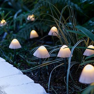 Lights4fun - Juego de 12 luces de estaca decorativas solares para jardín con forma de seta, cable verde, LED blanco cálido, resistente al agua IP44