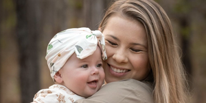 bindi irwin y su bebé gracia abrazándose