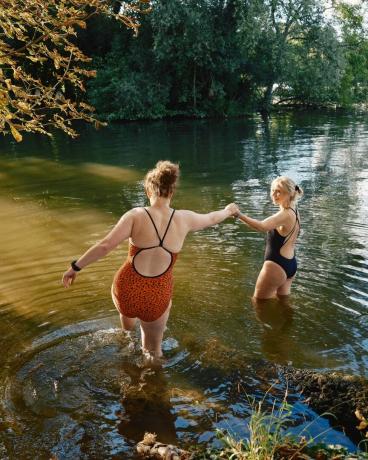 Reino Unido, Buckinghamshire, Hurley, mujeres nadando salvajemente en el río Támesis