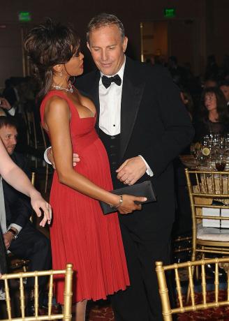 scottsdale, az 05 de abril la cantante whitney houston y el actor kevin costner en muhammad alis celebrity fight night xiv en el jw marriott desert ridge resort spa el 5 de abril de 2008 en scottsdale, arizona foto de michael caulfieldalambreimagen