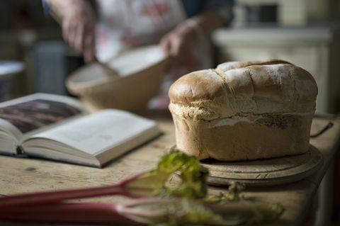 <p> ¿Pero quizás la mejor (y la más deliciosa) manera de llevar un toque del país a tu ciudad? Hornea una hogaza de pan y deja que el delicioso olor invada cada habitación, algo que intentaré por mí mismo muy pronto. Hasta entonces, estaré saboreando el comienzo de la primavera y el aroma a narcisos frescos que adornan cada superficie. Quizás la vida de la ciudad <i data-redactor-tag = "i"> es </i> idílica después de todo. </p> <p> <em data-redactor-tag = "em" data-verified = "redactor"> Sigue a Sarah... <a href = " https://www.instagram.com/thegoodlife.london/" target = "_blank" data-tracking-id = "recirc-text-link"> @ thegoodlife.london </a> / <em data-redactor-tag = "em" data-verified = "redactor"> <a href = " https://thegoodlifelondon.org/">thegoodlifelondon.org</a> </em></em> </p>