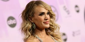 carrie underwood con fondo rosa