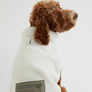 Chaqueta para perro de borrego sintético con detalle de bolsillos