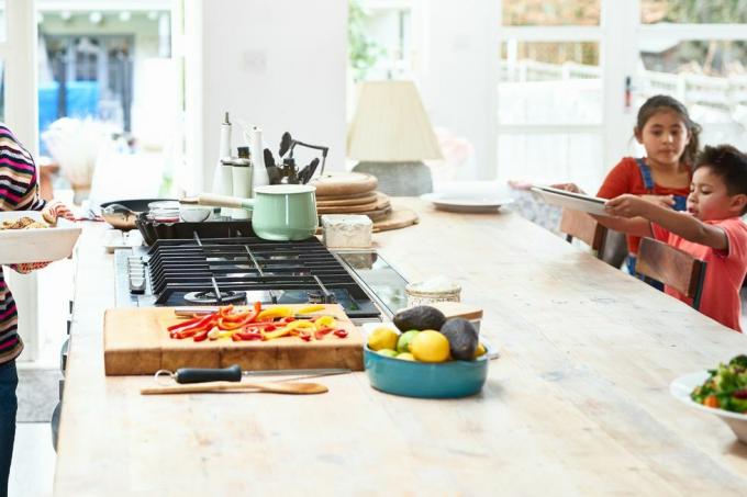 mujer sosteniendo una cacerola caliente en la cocina