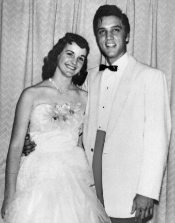 Elvis Presley y Dixie Locke en el baile de graduación en Memphis, 1955