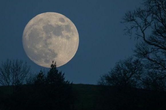 La luna del lobo se eleva sobre Glastonbury antes de las advertencias de clima severo de la oficina meteorológica