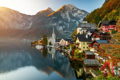 vista del amanecer del famoso pueblo de montaña de hallstatt con el lago hallstatter, austria