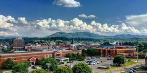 Cielo, Nube, Área urbana, Área metropolitana, Día, Ciudad, Pueblo, Asentamiento humano, Colina, Área residencial, 