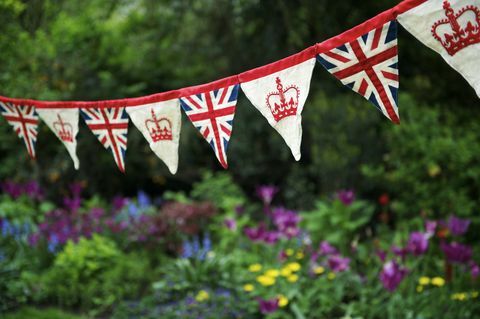 El empavesado de la bandera británica Union Jack cuelga en el jardín inglés