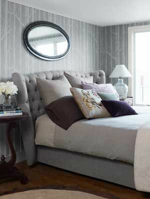 dormitorio gris con cabecera tapizada