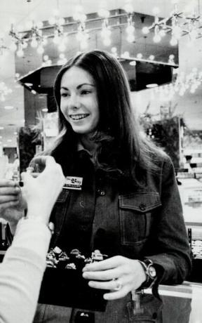 la actriz heather summerhayes atiende a un cliente en el mostrador de joyería de bay co, donde trabajó para ayudar