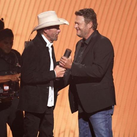 nashville, tennessee 28 de septiembre de 2023 premios de país de elección de la gente en la foto lr homenajeado toby keith acepta el premio al icono del país de blake shelton en el escenario durante los premios Peoples Choice Country Awards 2023 celebrados en la Grand Ole Opry House el 28 de septiembre de 2023 en Nashville, Tennessee foto de mickey bernalnbc vía getty imágenes