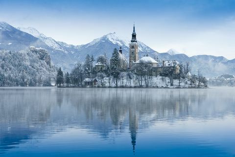 vista del lago bled en invierno